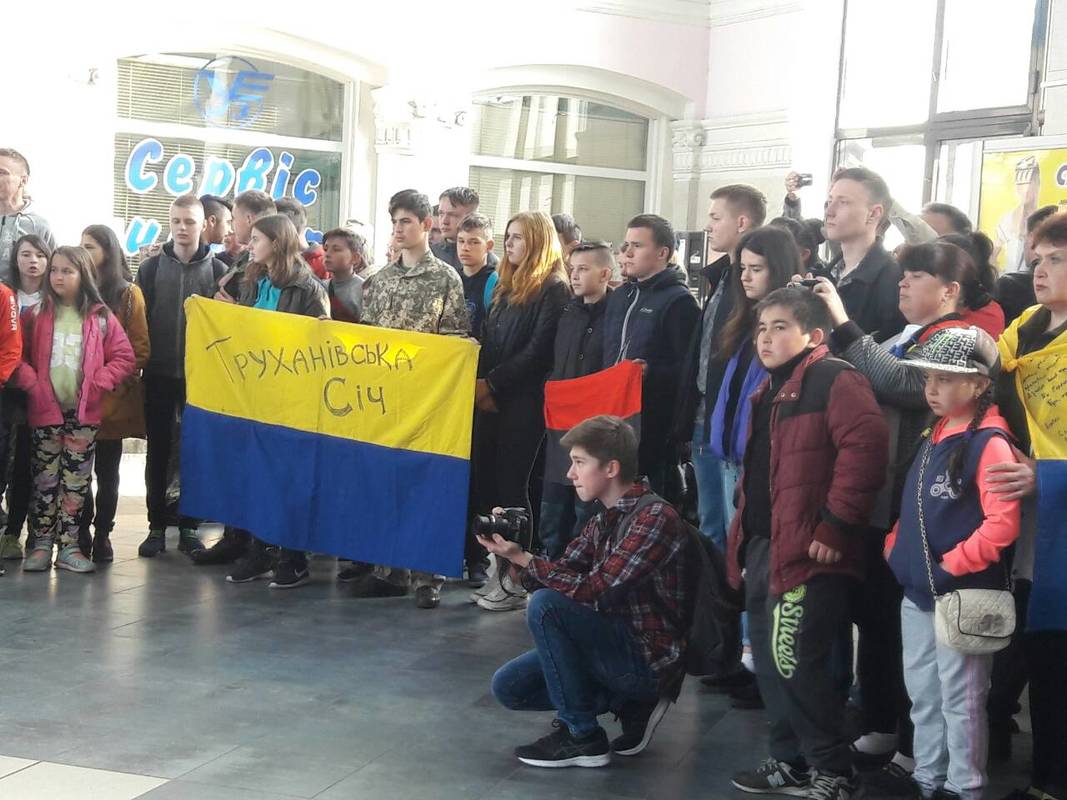 Учасники потягу «Труханівська січ» вшановують запорізьких героїв