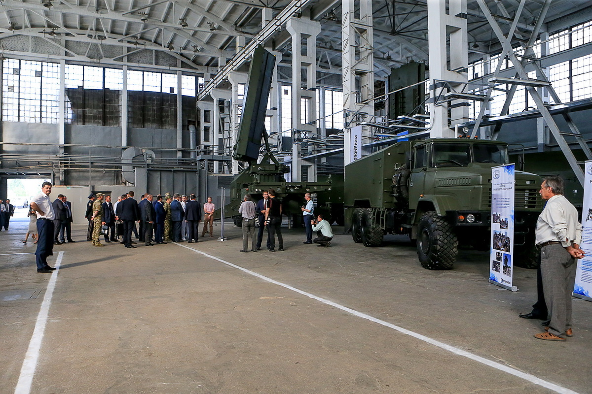 Глава держави передав Збройним Силам України новітні зразки сучасної техніки, виробленої на заводі «Іскра»