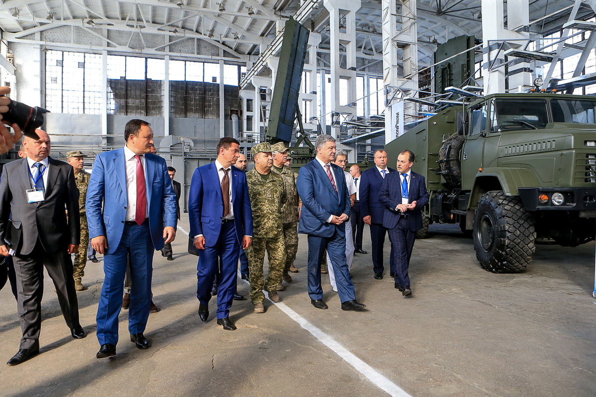 Глава держави передав Збройним Силам України новітні зразки сучасної техніки, виробленої на заводі «Іскра»