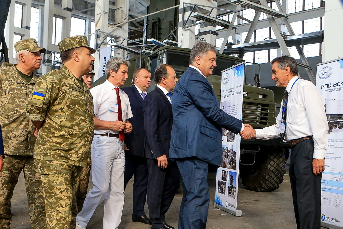 Глава держави передав Збройним Силам України новітні зразки сучасної техніки, виробленої на заводі «Іскра»