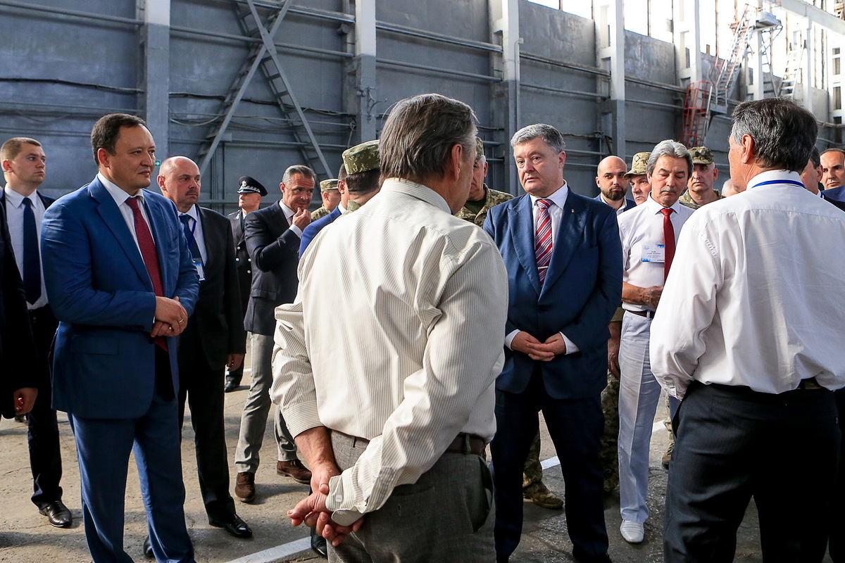 Глава держави передав Збройним Силам України новітні зразки сучасної техніки, виробленої на заводі «Іскра»