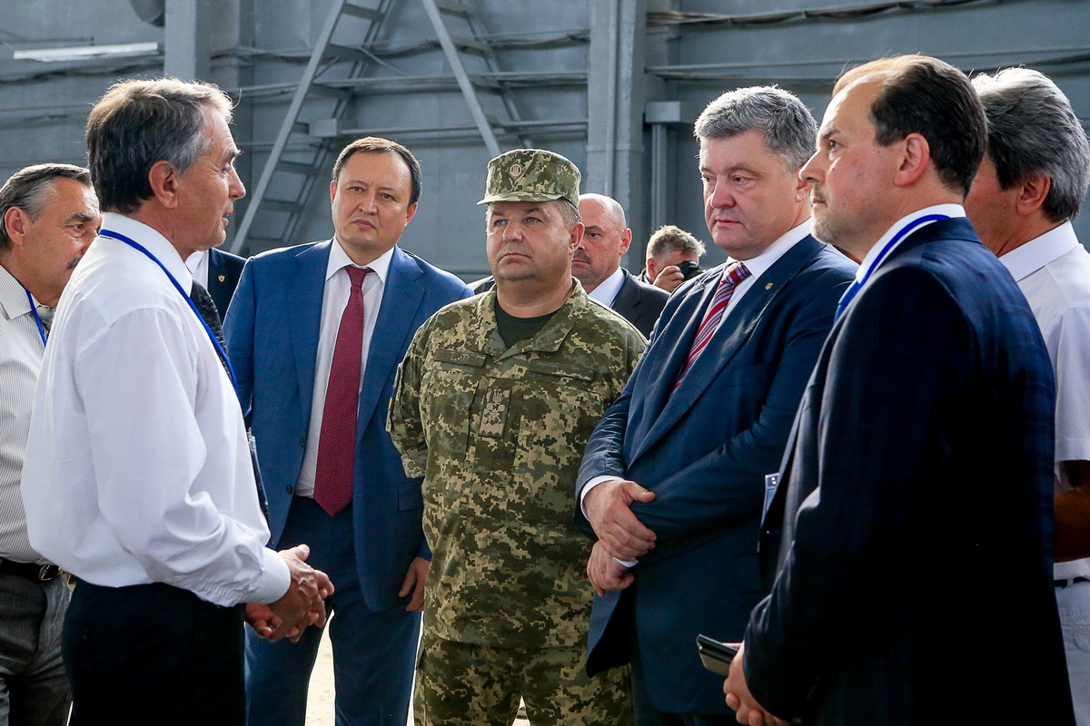 Глава держави передав Збройним Силам України новітні зразки сучасної техніки, виробленої на заводі «Іскра»