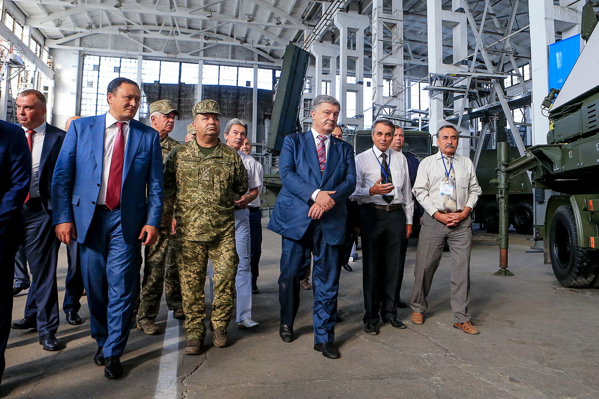 Глава держави передав Збройним Силам України новітні зразки сучасної техніки, виробленої на заводі «Іскра»