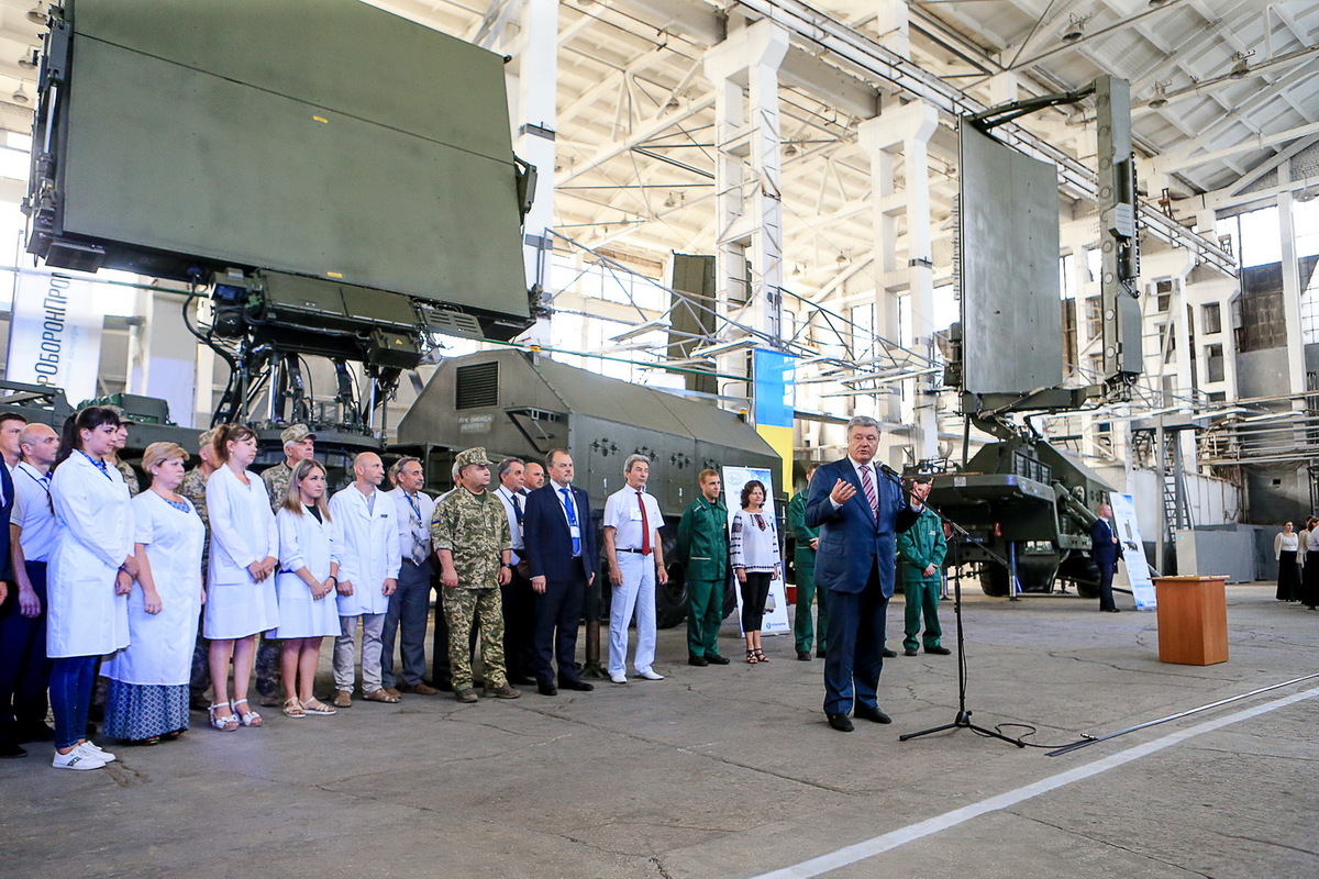 Глава держави передав Збройним Силам України новітні зразки сучасної техніки, виробленої на заводі «Іскра»