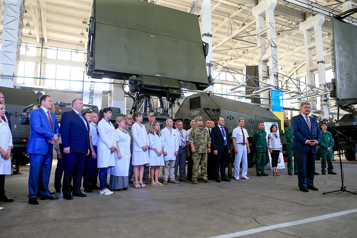 Глава держави передав Збройним Силам України новітні зразки сучасної техніки, виробленої на заводі «Іскра»