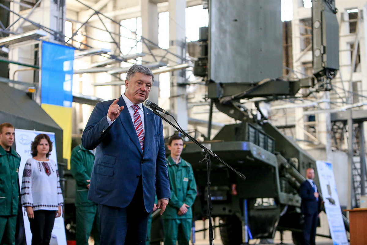 Глава держави передав Збройним Силам України новітні зразки сучасної техніки, виробленої на заводі «Іскра»