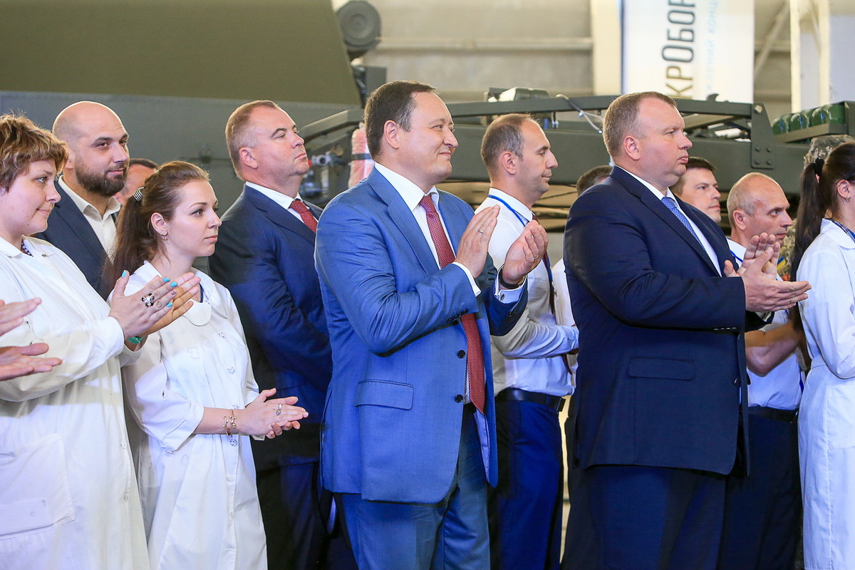 Глава держави передав Збройним Силам України новітні зразки сучасної техніки, виробленої на заводі «Іскра»