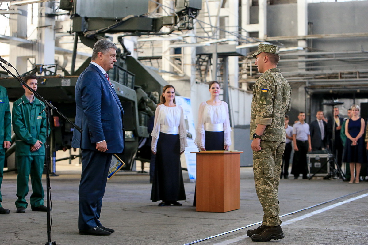 Глава держави передав Збройним Силам України новітні зразки сучасної техніки, виробленої на заводі «Іскра»