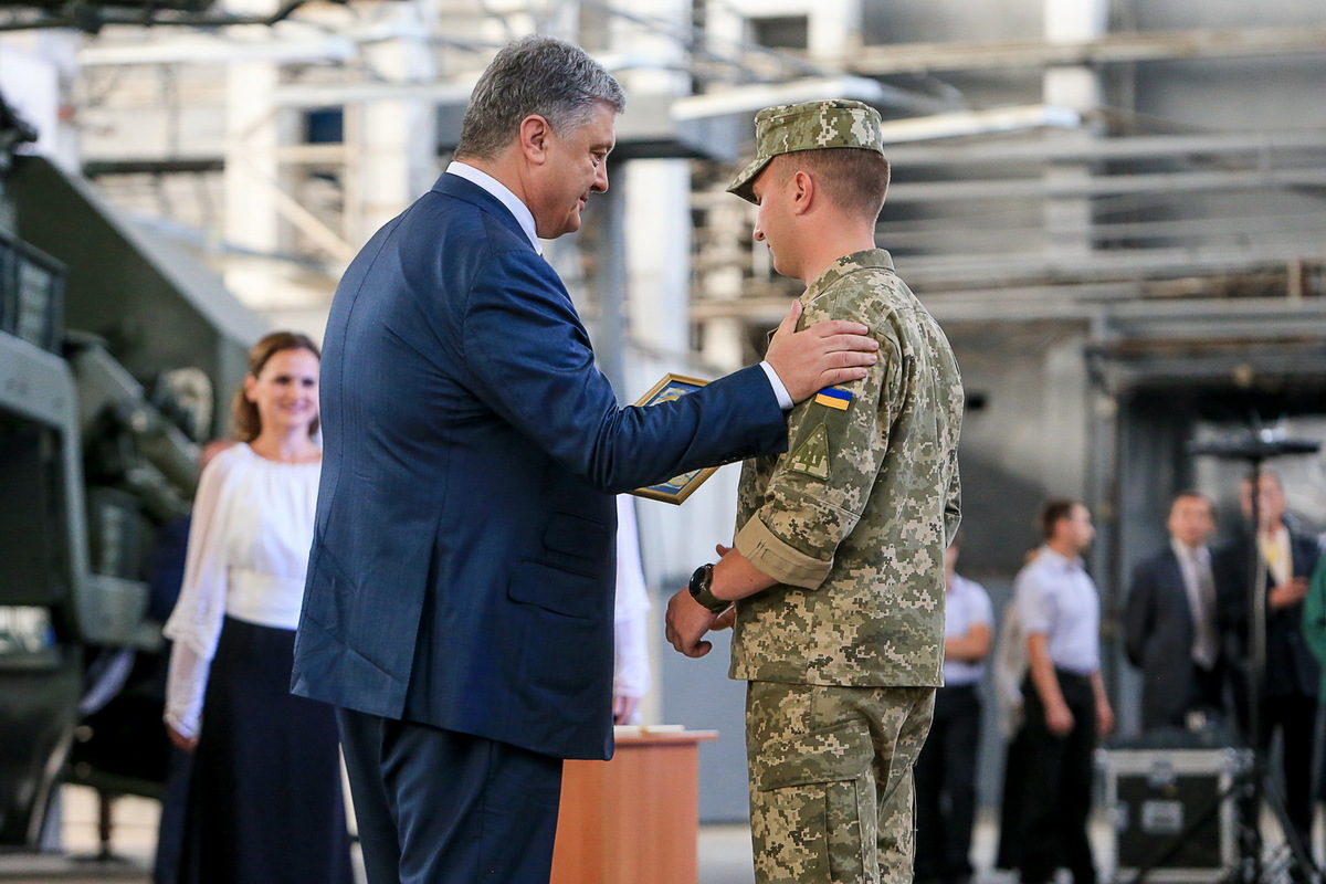 Глава держави передав Збройним Силам України новітні зразки сучасної техніки, виробленої на заводі «Іскра»