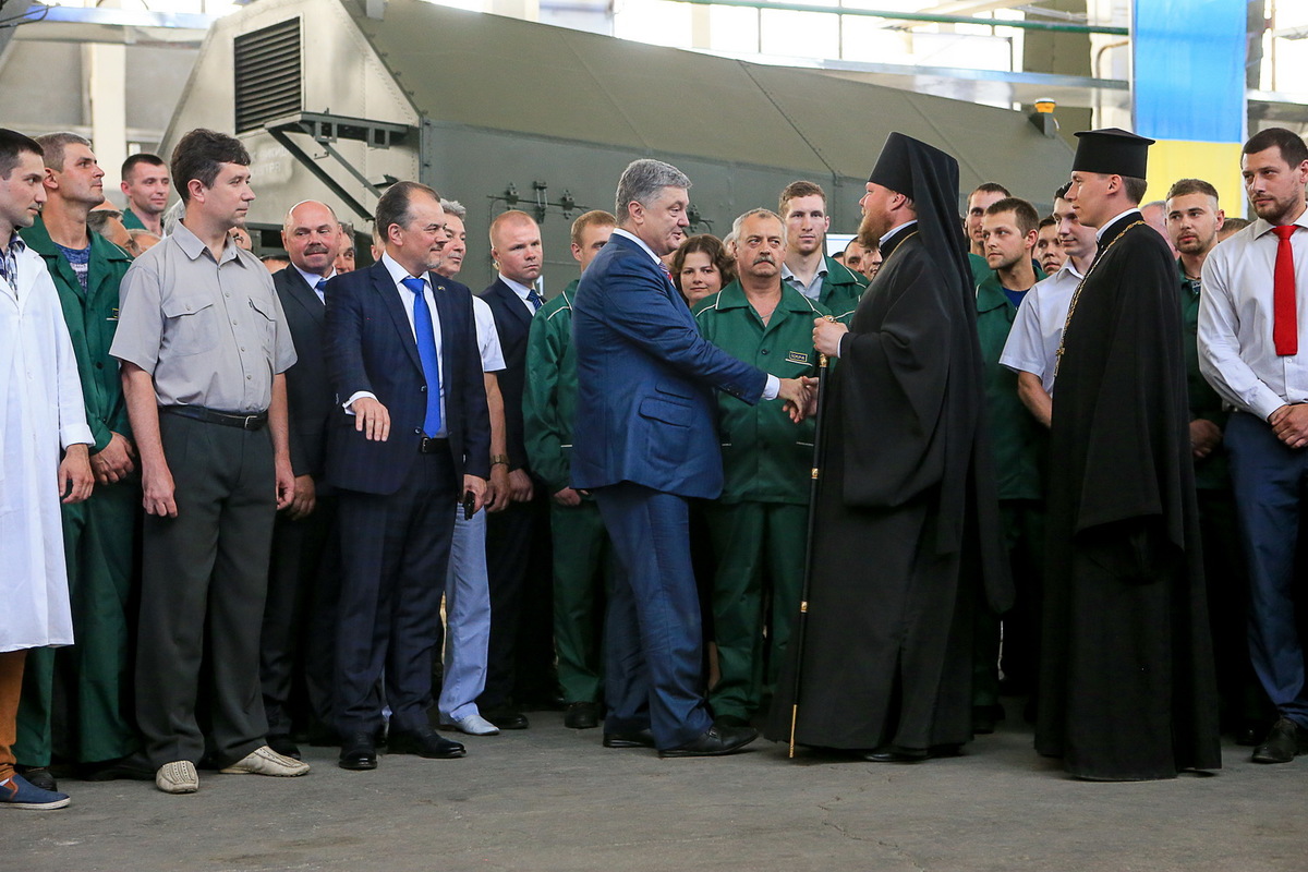 Глава держави передав Збройним Силам України новітні зразки сучасної техніки, виробленої на заводі «Іскра»