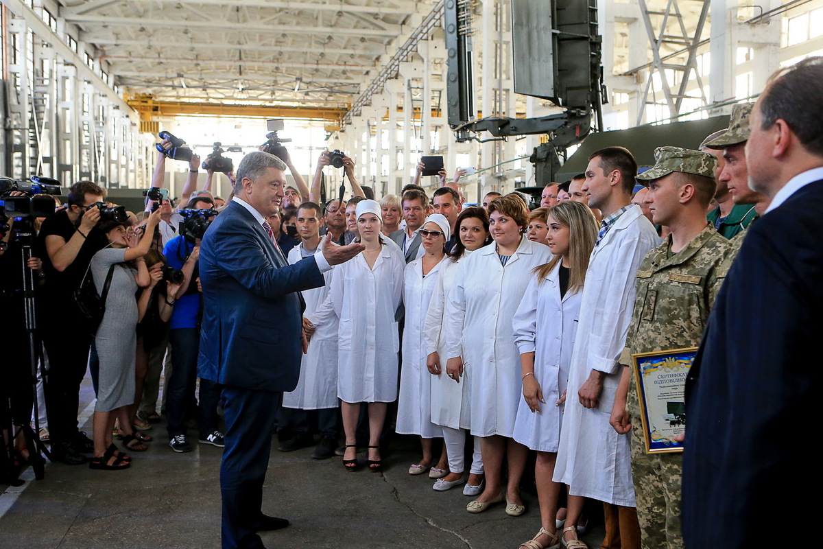 Глава держави передав Збройним Силам України новітні зразки сучасної техніки, виробленої на заводі «Іскра»