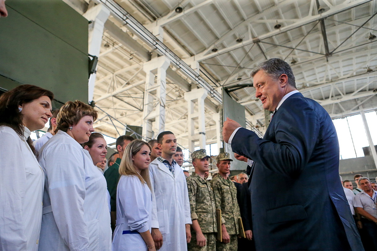 Глава держави передав Збройним Силам України новітні зразки сучасної техніки, виробленої на заводі «Іскра»