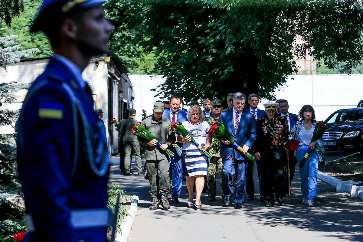 Президент України вшанував пам’ять загиблих військовослужбовців у Запорізькому полку оперативного призначення НГУ