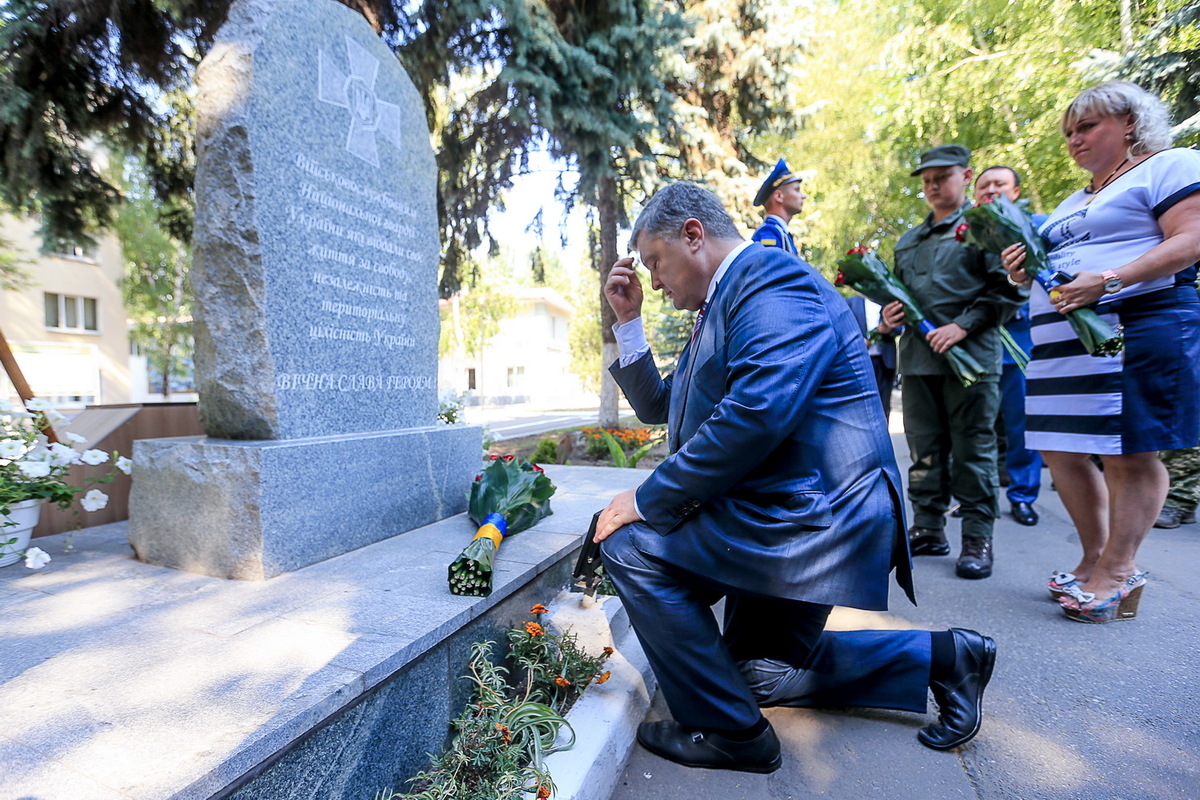 Президент України вшанував пам’ять загиблих військовослужбовців у Запорізькому полку оперативного призначення НГУ
