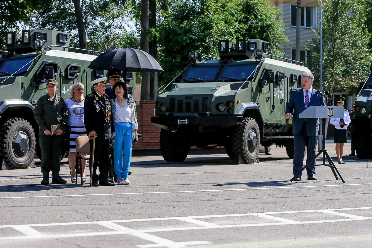 Президент України вшанував пам’ять загиблих військовослужбовців у Запорізькому полку оперативного призначення НГУ