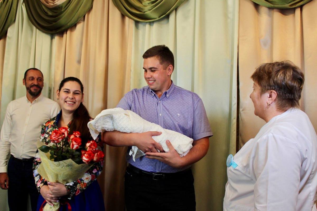 У Бердянському пологовому відділенні Костянтин Бриль вручив перший  «пакунок малюка»