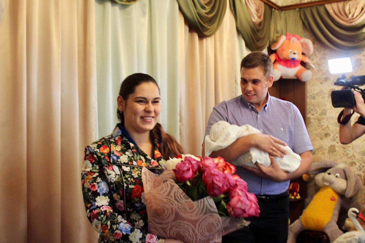 У Бердянському пологовому відділенні Костянтин Бриль вручив перший  «пакунок малюка»