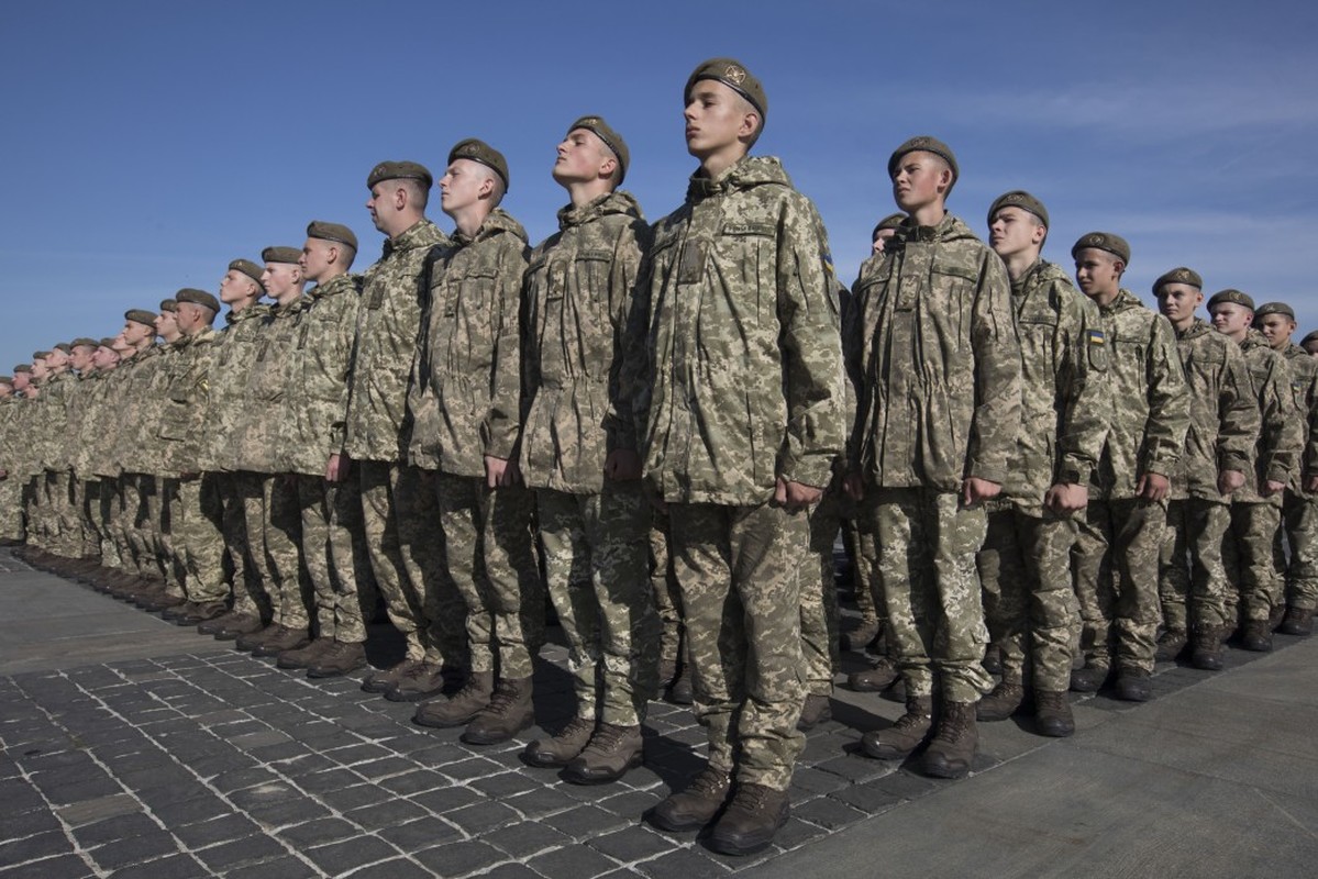 Вірю, що всі ви виростете достойними захисниками України – Президент взяв участь у складанні клятви ліцеїстами Військового ліцею ім.Богуна