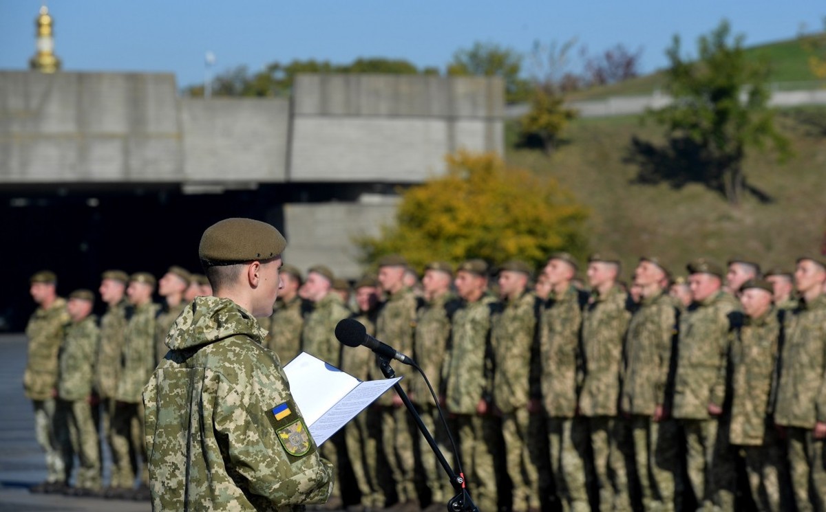 Вірю, що всі ви виростете достойними захисниками України – Президент взяв участь у складанні клятви ліцеїстами Військового ліцею ім.Богуна