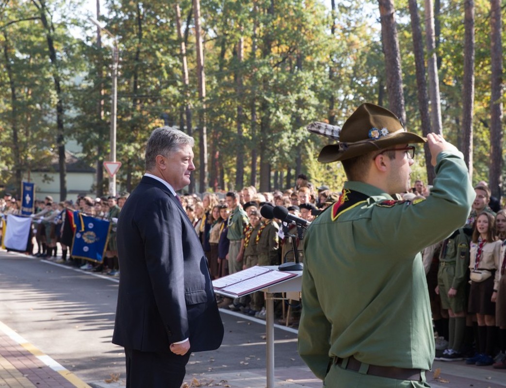 Президент зустрівся з українськими пластунами: Ви – українці нової формації, які будуть будувати і боронити нашу державу