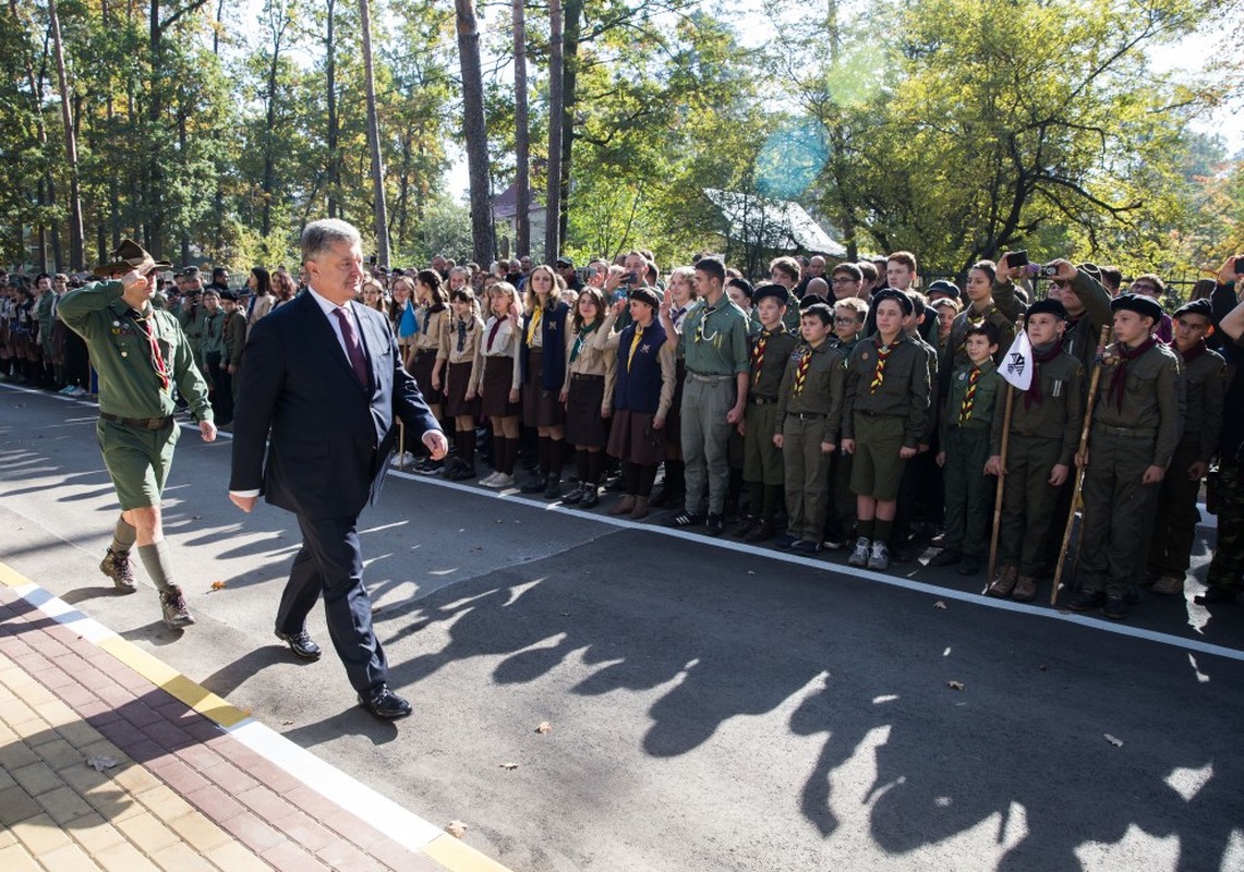 Президент зустрівся з українськими пластунами: Ви – українці нової формації, які будуть будувати і боронити нашу державу