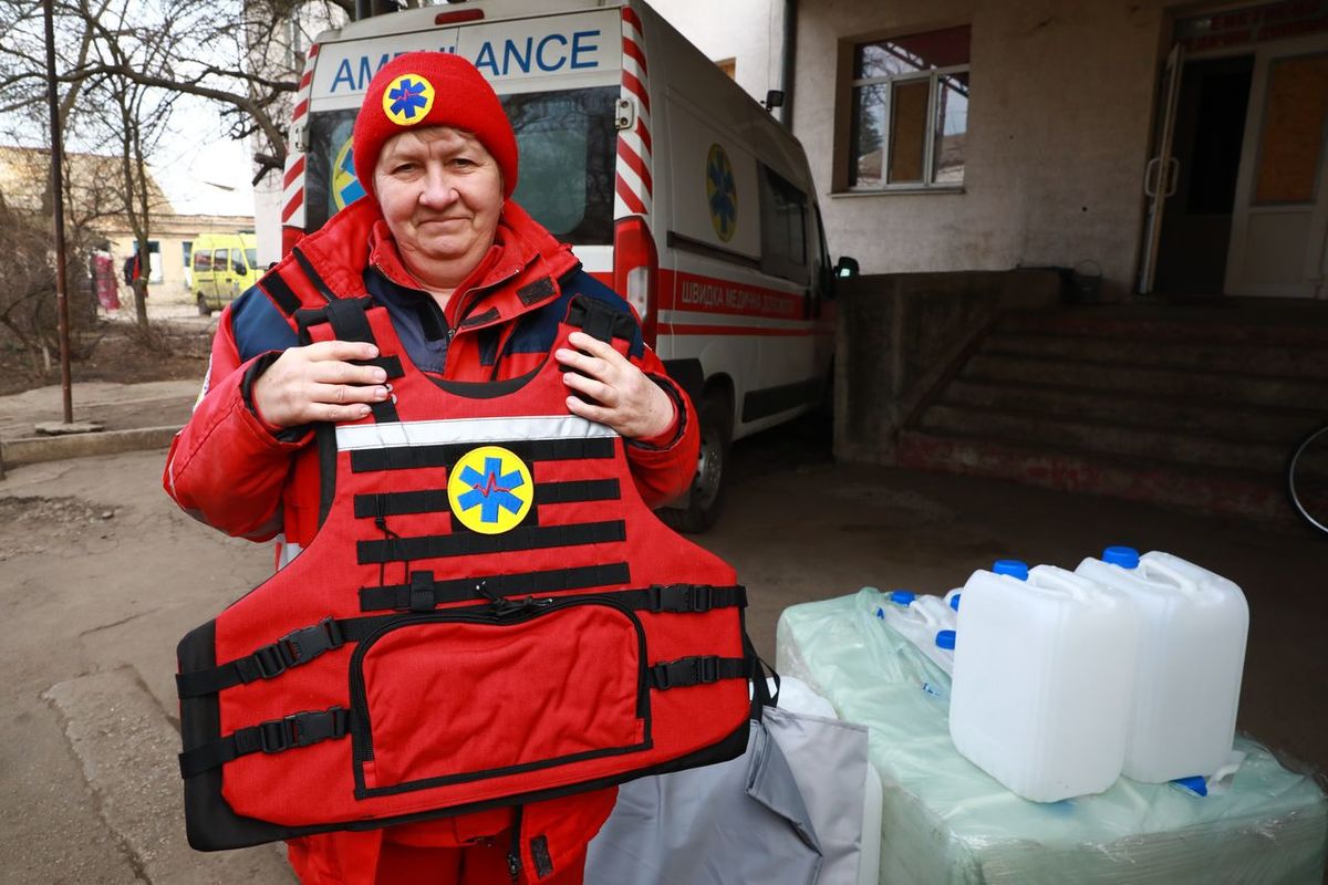 Юрій Малашко вручив спеціальні бронежилети медикам прифронтової громади 